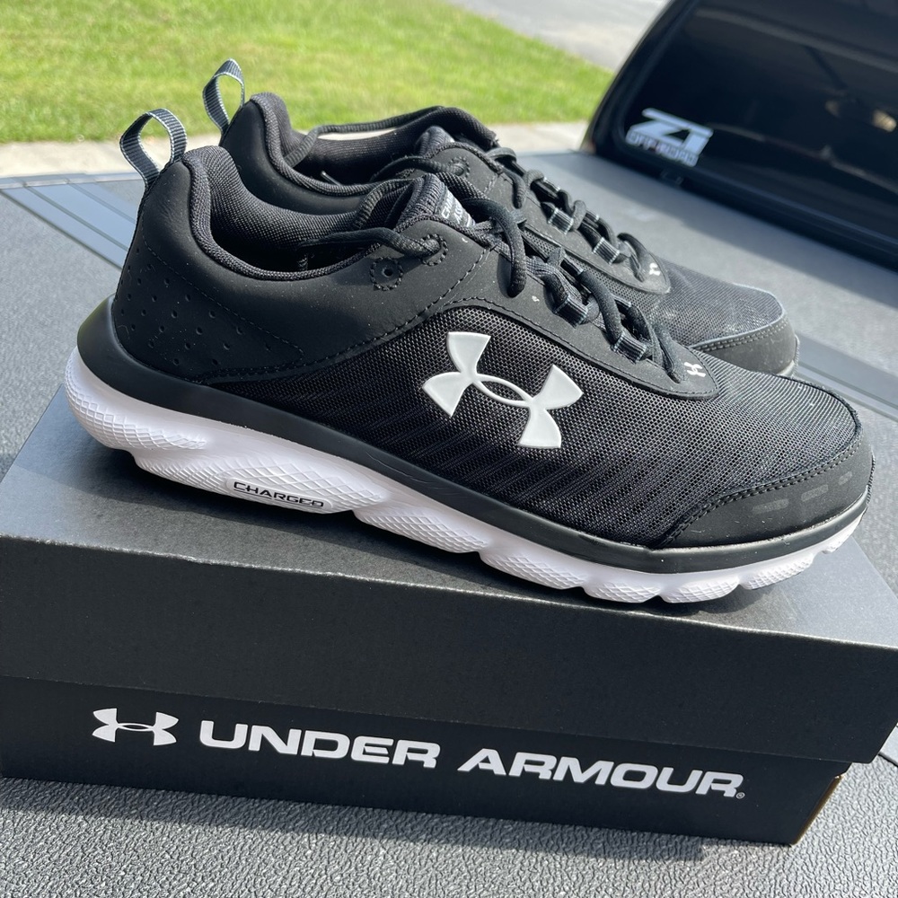 Under Armour  UA charged Assert 8 4E